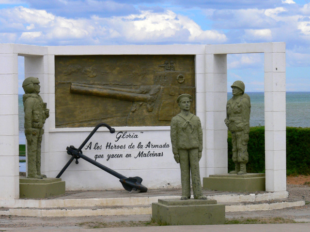 einer der vielen Gedenktafel an den &amp;quot;heroischen&amp;quot; Kampf der argentinischen Marine um die Falkland-Inseln