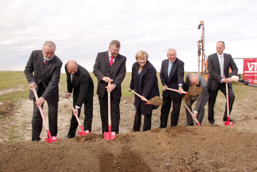 Merkel baut Solarpark.jpg